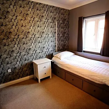 Cute Townhouse With Parking Space In Village Near Leeds & York Exterior photo