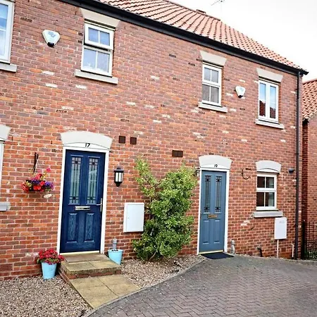 Cute Townhouse With Parking Space In Village Near Leeds & York Exterior photo