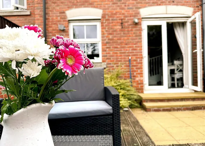 Cute Townhouse With Parking Space In Village Near Leeds & York