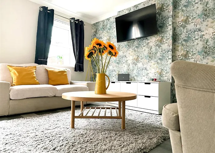 Cute Townhouse With Parking Space In Village Near Leeds & York