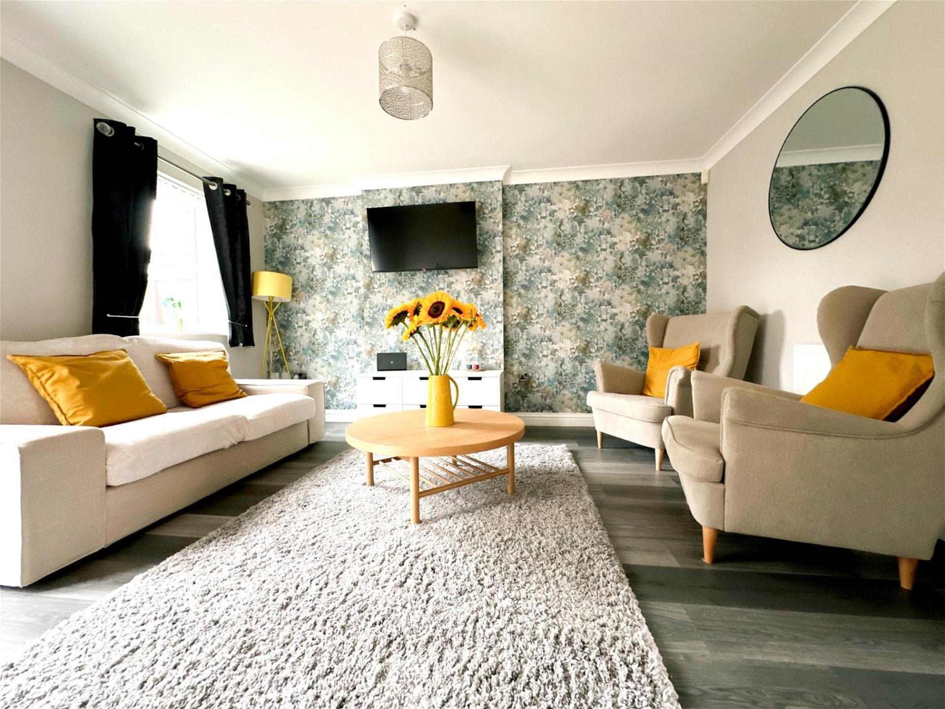 Holiday home Cute Townhouse With Parking Space In Village Near Leeds & York