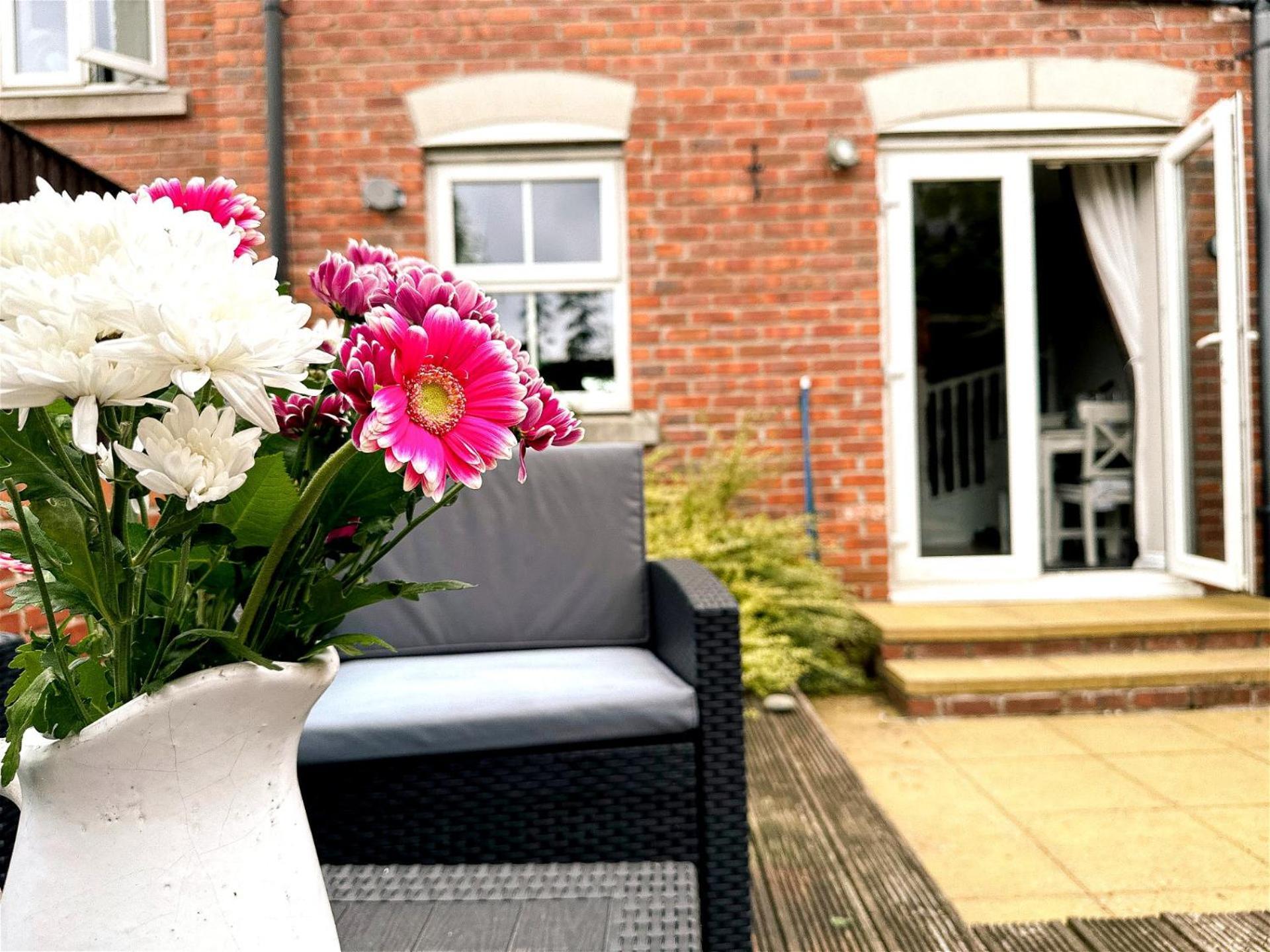Cute Townhouse With Parking Space In Village Near Leeds & York