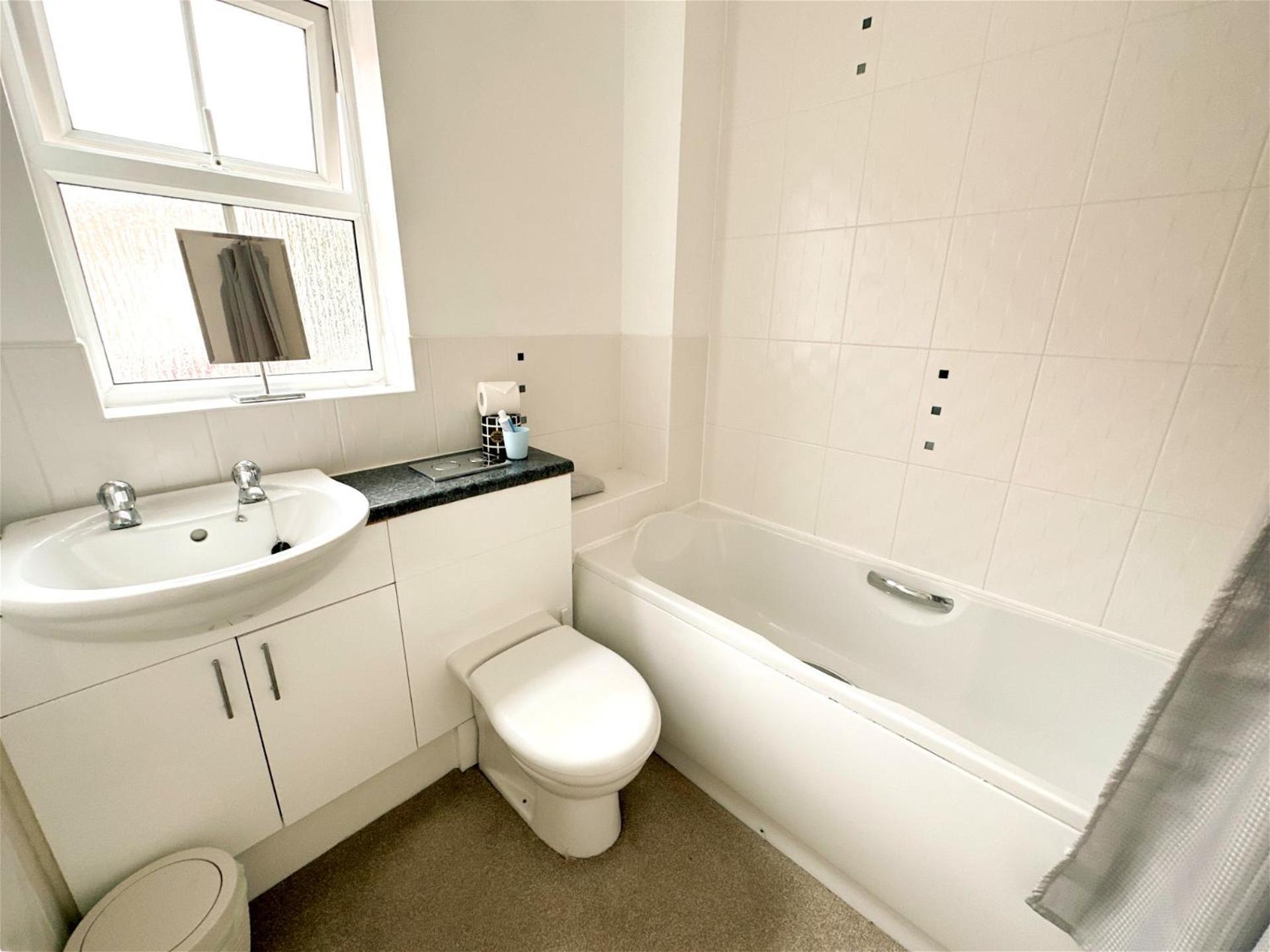 Holiday home Cute Townhouse With Parking Space In Village Near Leeds & York Leeds (West Yorkshire)