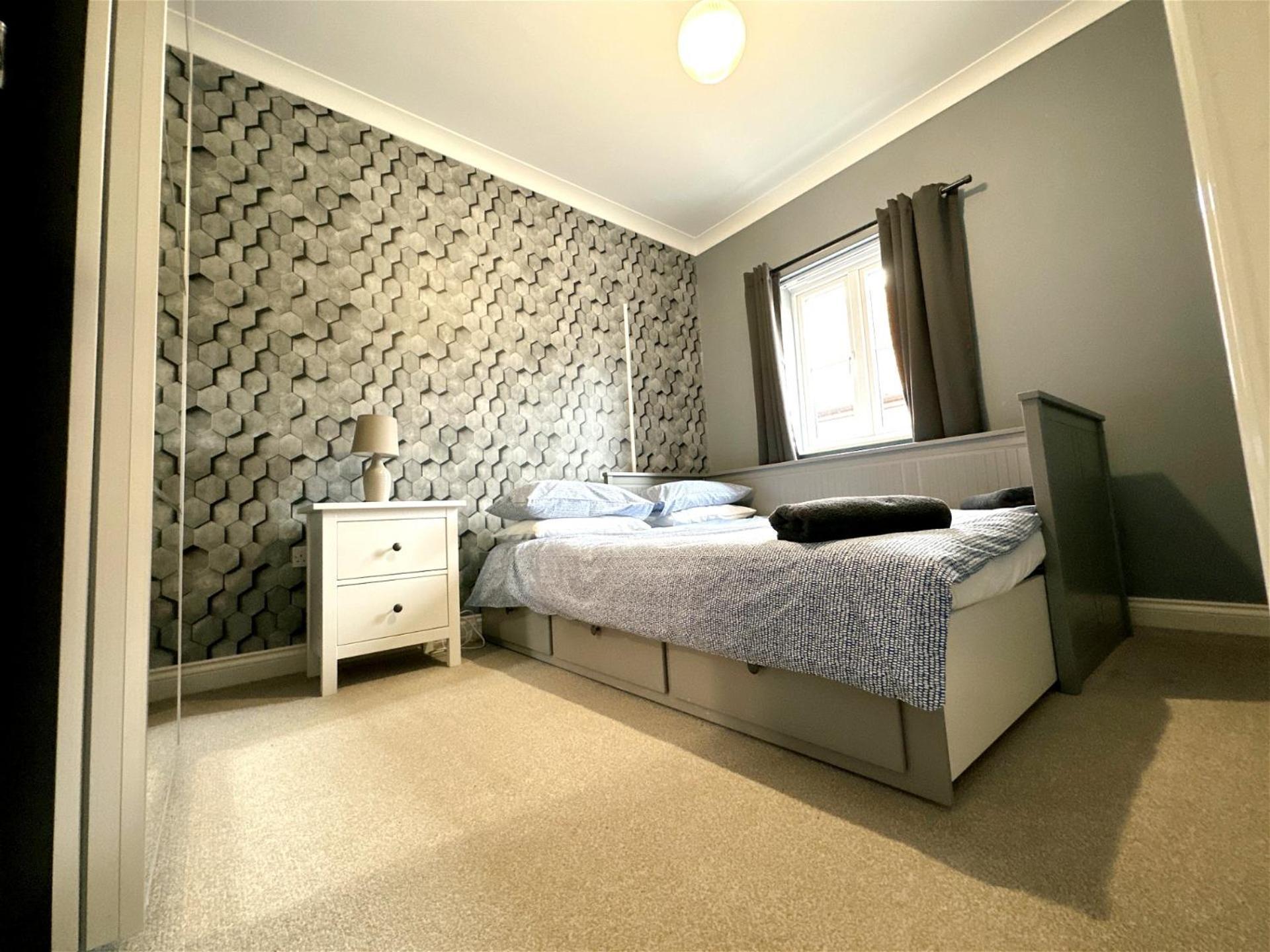 Cute Townhouse With Parking Space In Village Near Leeds & York Holiday home