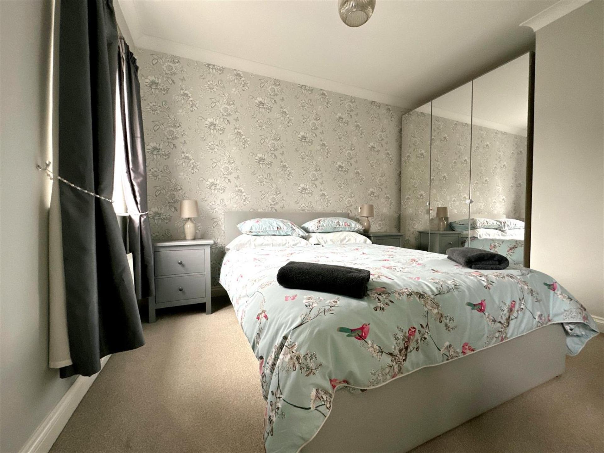 Cute Townhouse With Parking Space In Village Near Leeds & York