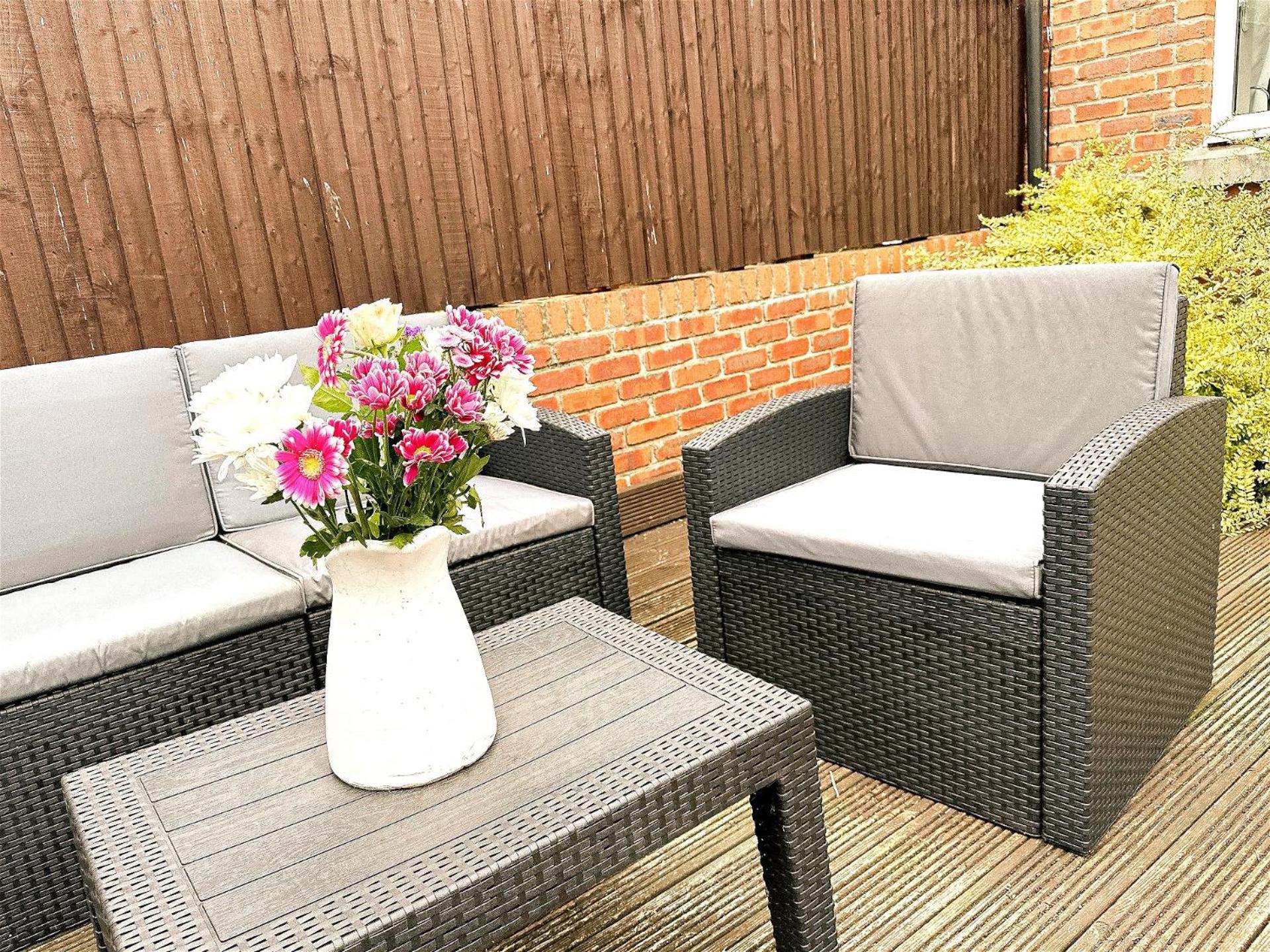 Cute Townhouse With Parking Space In Village Near Leeds & York