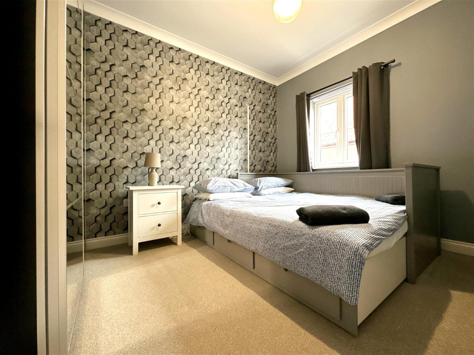 Holiday home Cute Townhouse With Parking Space In Village Near Leeds & York