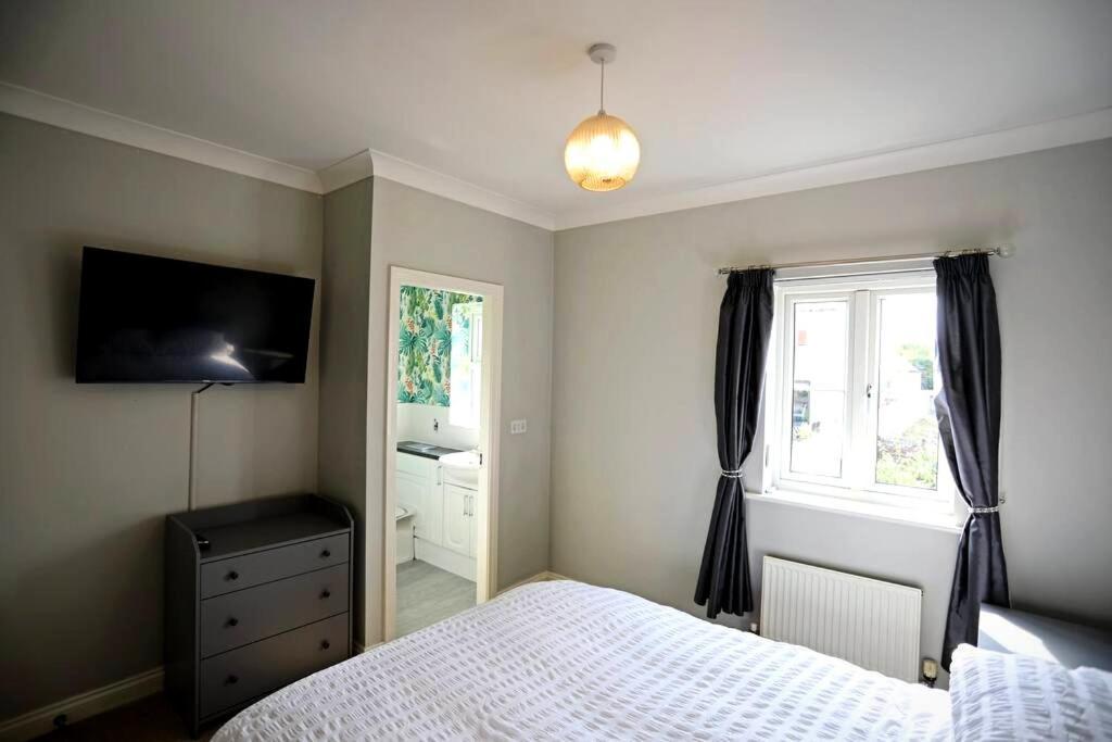 Cute Townhouse With Parking Space In Village Near Leeds & York Holiday home