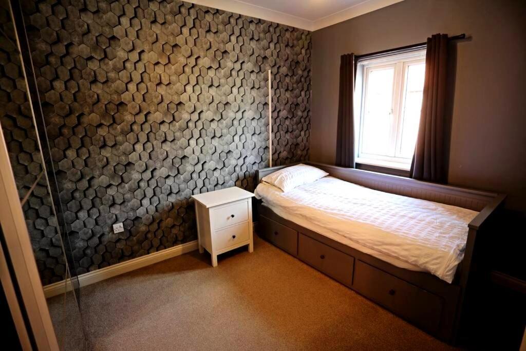 Cute Townhouse With Parking Space In Village Near Leeds & York *