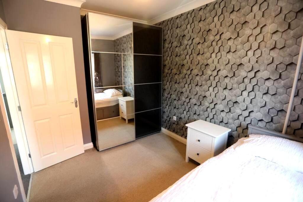 Cute Townhouse With Parking Space In Village Near Leeds & York
