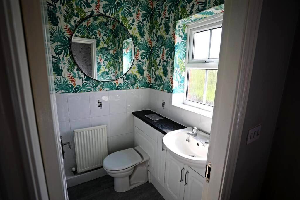 Cute Townhouse With Parking Space In Village Near Leeds & York Holiday home Leeds (West Yorkshire)