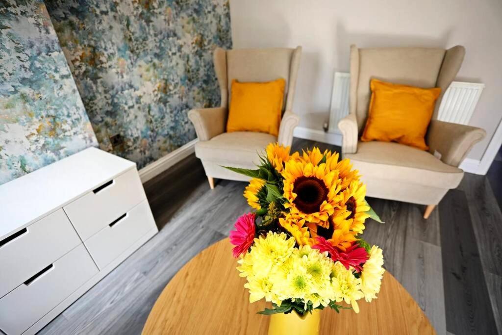 Holiday home Cute Townhouse With Parking Space In Village Near Leeds & York Leeds (West Yorkshire)